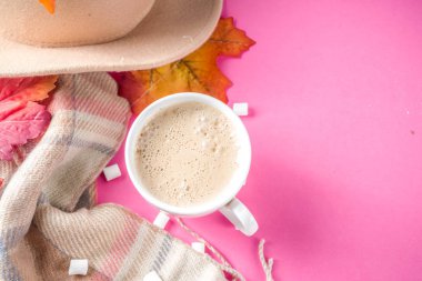 Sonbahar Flatlay kapuçino veya sıcak çikolata