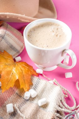 Sonbahar Flatlay kapuçino veya sıcak çikolata