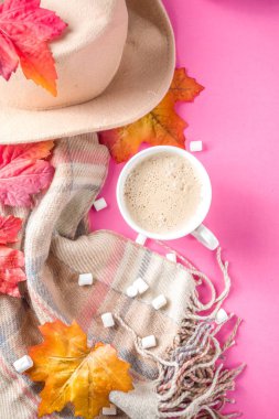 Sonbahar Flatlay kapuçino veya sıcak çikolata
