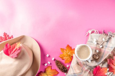 Sonbahar Flatlay kapuçino veya sıcak çikolata