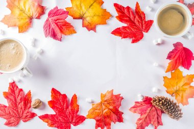 Sonbahar Flatlay kapuçino veya sıcak çikolata