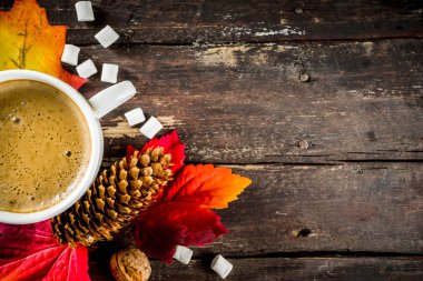 Sonbahar Flatlay kapuçino veya sıcak çikolata