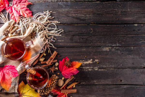 Sıcak baharatlı sonbahar çayı