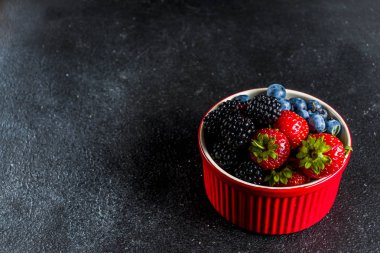 küçük bir kase taze çilek