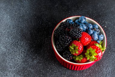 küçük bir kase taze çilek