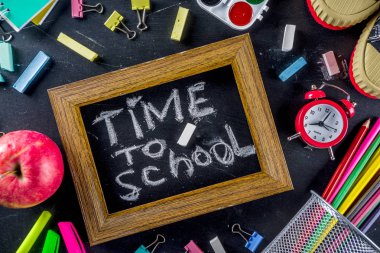 Okul eğitim malzemeleri kara tahta zemin üzerinde