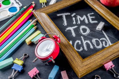 Okul eğitim malzemeleri kara tahta zemin üzerinde