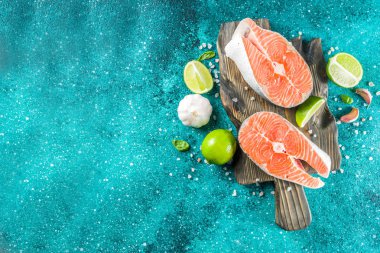 Biftek baharatlar ile çiğ Somon Balık