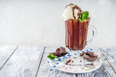 Vanilyalı dondurma ile buzlu çikolata kokteyl