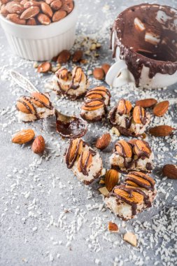 Hindistan cevizi ve badem ile Çikolata çubukları
