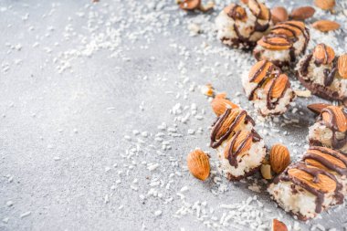 Hindistan cevizi ve badem ile Çikolata çubukları