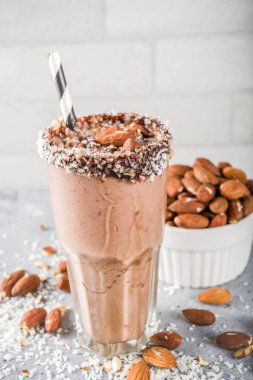 Vegan badem & hindistan cevizi çikolata smoothie