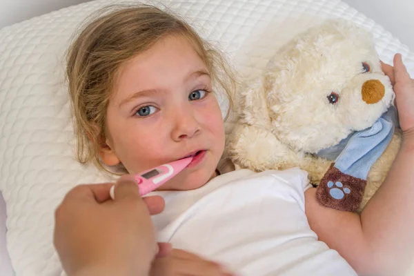 Szezonális influenza koncepció, beteg gyerek lány — Stock Fotó