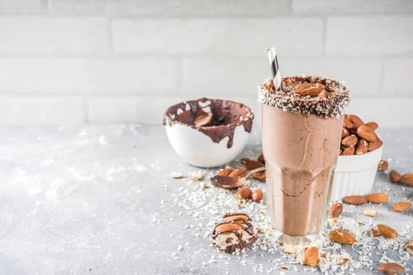 Vegan almond & coconut chocolate smoothie — Stock Photo, Image