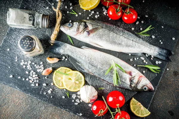 Pescado de lubina crudo con especias — Foto de Stock