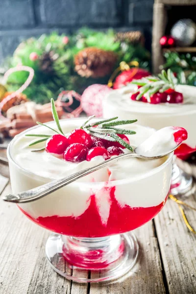 Kızılcık panna cotta veya cheesecake — Stok fotoğraf