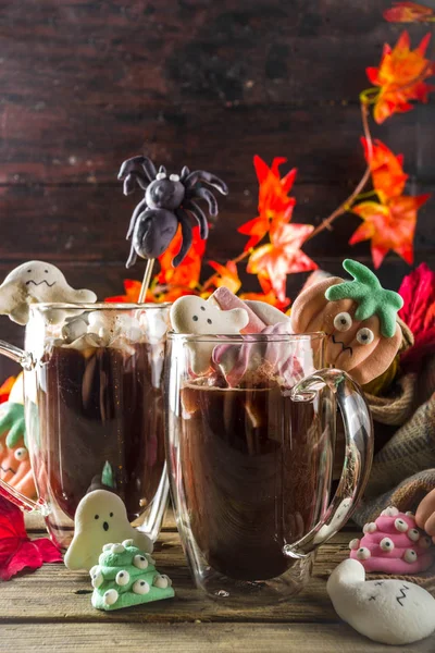 Halloween śmieszne gorącej czekolady z marshmallows — Zdjęcie stockowe