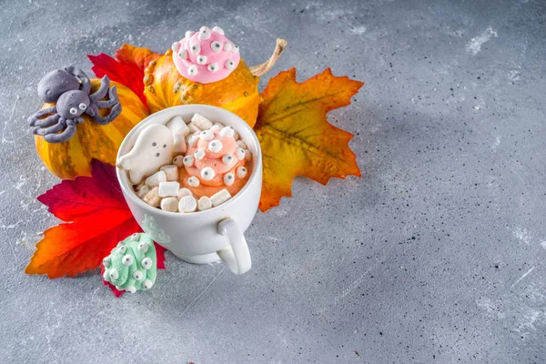 Halloween divertente cioccolata calda con marshmallow — Foto Stock