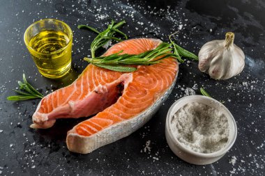 Çiğ organik balık somon alabalık biftek