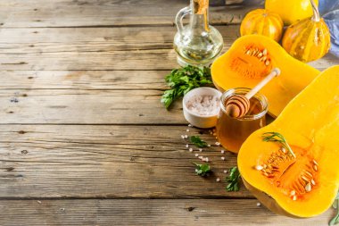 Pişirmek için çiğ kabak butternut kabak yarım