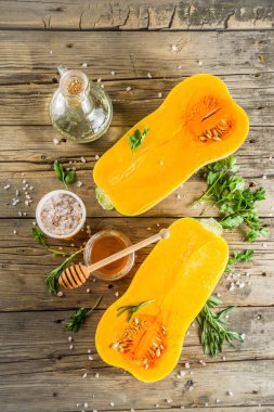 Pişirmek için çiğ kabak butternut kabak yarım