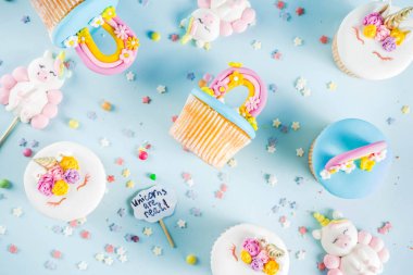 Şirin tek boynuzlu at Top kek