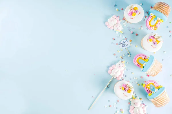 Schattige Eenhoorn Regenboog Cupcakes Licht Blauwe Achtergrond Kopieer Ruimte — Stockfoto