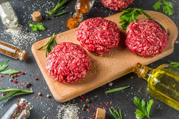 Costeletas de hambúrguer de carne picada crua — Fotografia de Stock
