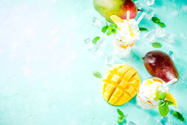 Тропічний манго молочний коктейль — стокове фото