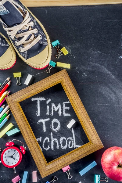 Okul eğitim malzemeleri kara tahta zemin üzerinde