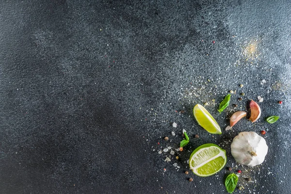 Cozinhar fundo de concreto pedra com especiarias — Fotografia de Stock