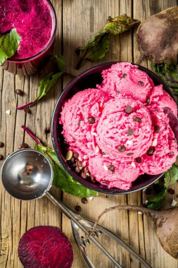 Çikolata damla ile Vegan pancar dondurma