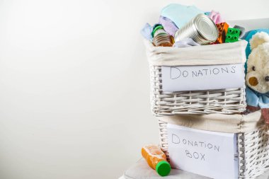 Giysi, oyuncak ve gıda ile Bağış kutusu