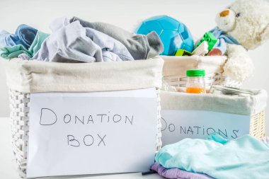 Giysi, oyuncak ve gıda ile Bağış kutusu