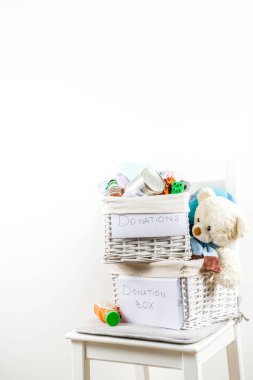 Giysi, oyuncak ve gıda ile Bağış kutusu