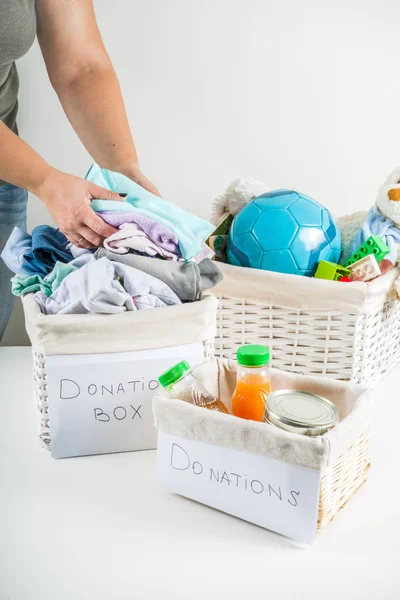 Giysi, oyuncak ve gıda ile Bağış kutusu