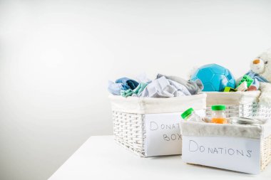 Giysi, oyuncak ve gıda ile Bağış kutusu