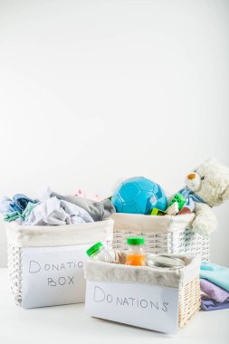 Giysi, oyuncak ve gıda ile Bağış kutusu