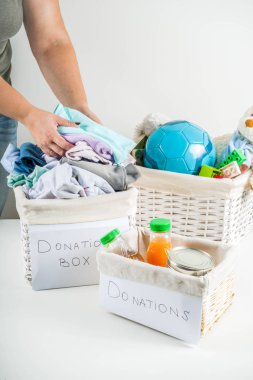Giysi, oyuncak ve gıda ile Bağış kutusu