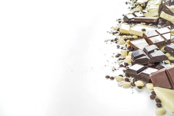 Törött darabok a sötét, tej és fehér csokoládé — Stock Fotó