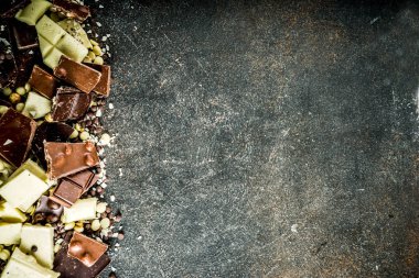 Kırık koyu, sütlü ve beyaz çikolata parçaları