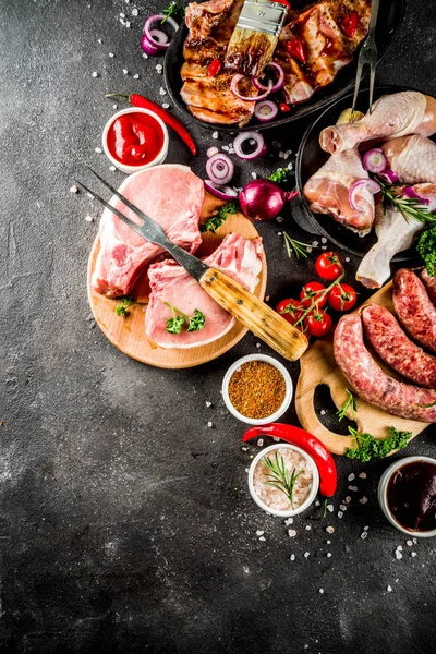 Várias carnes cruas prontas para churrasqueira e churrasco — Fotografia de Stock