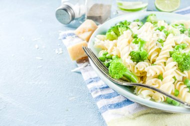 Yeşil sebze ve peynir ile makarna