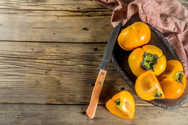 Bütün ve dilimlenmiş hurma