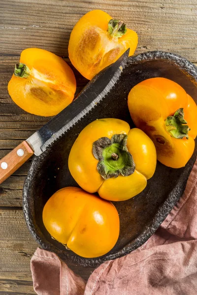 Persimmons inteiros e fatiados — Fotografia de Stock