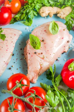 Baharat ve otlar ile Çiğ tavuk fileto 