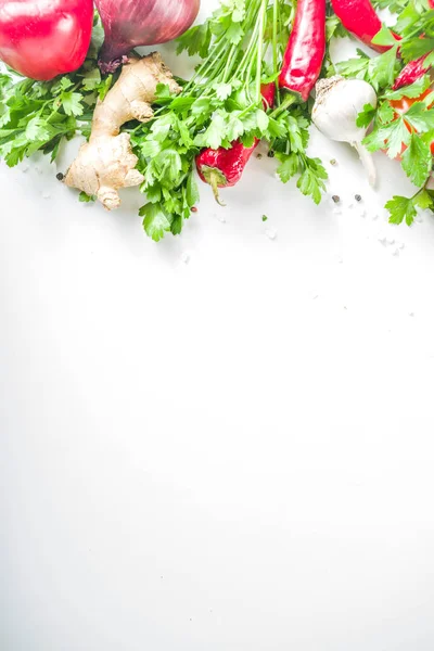 Fondo de cocina con verduras y hierbas frescas — Foto de Stock