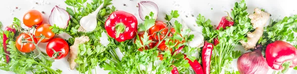 Fondo de cocina con verduras y hierbas frescas — Foto de Stock
