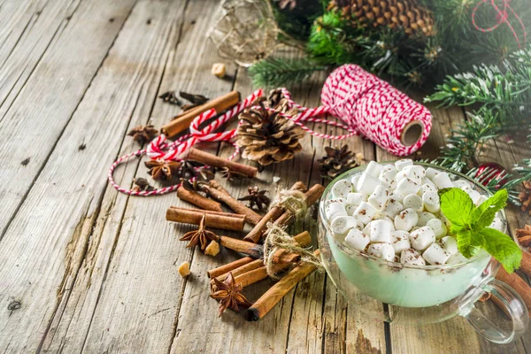 Chocolate caliente blanco de menta —  Fotos de Stock