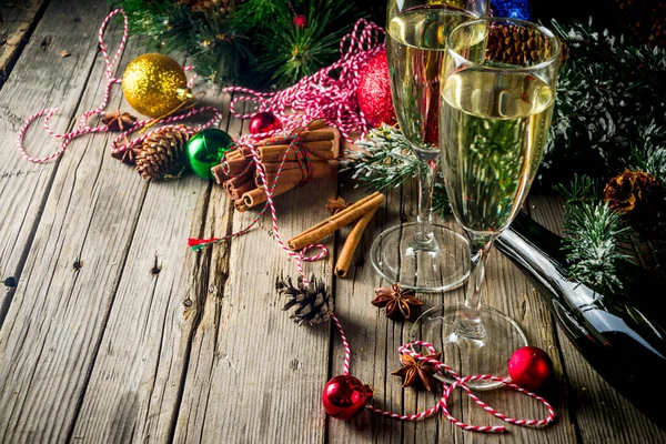 Champagner mit Weihnachtsdekoration — Stockfoto